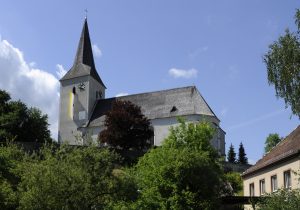 Kirche.mit.Fahne2017