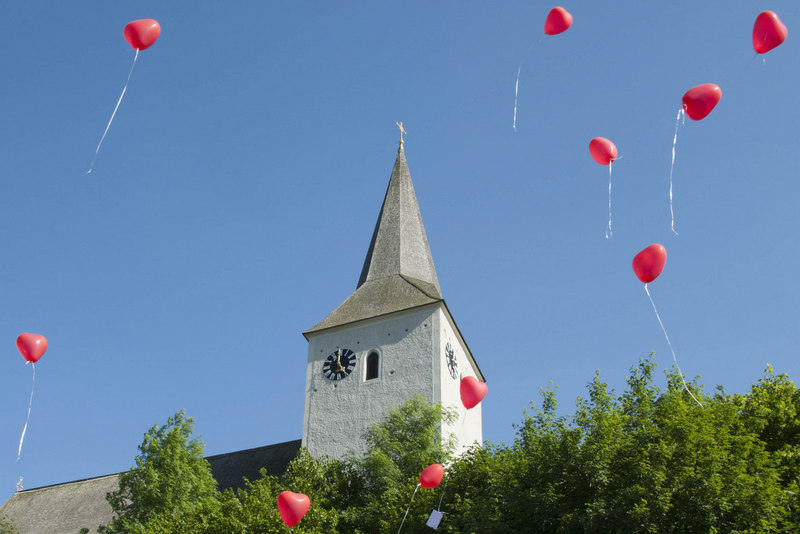 Herzluftballons Kirche